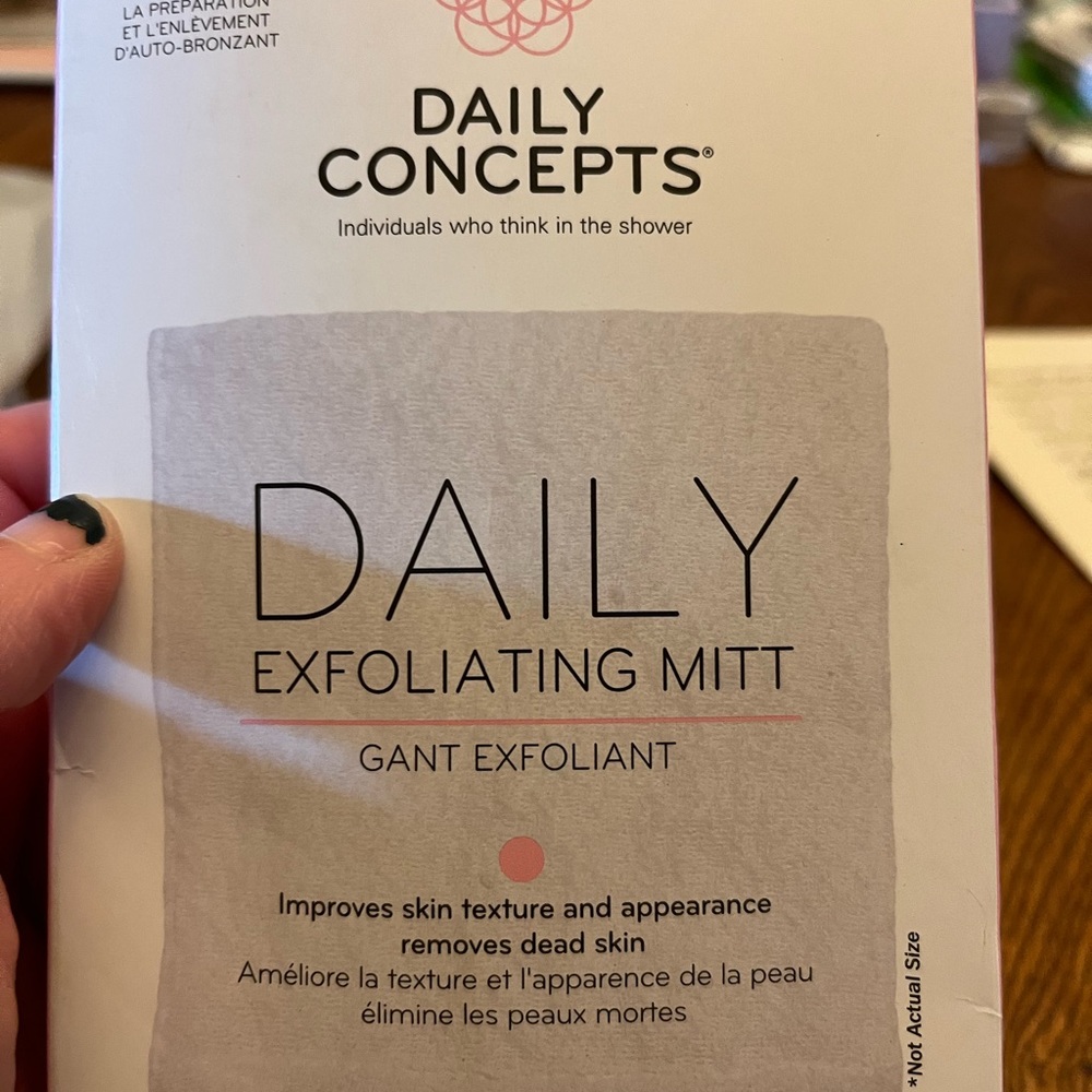 NWT Daily Exfoliating Mitt - Picture 2 of 4
